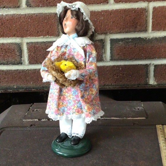 Byers Choice Ltd Other - Floral Figurine with Bird Nest